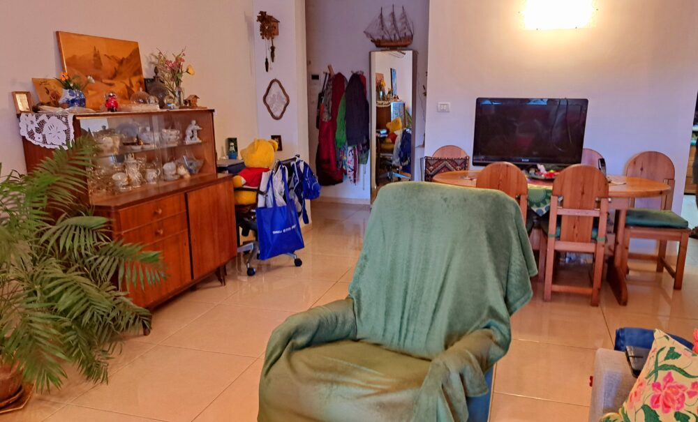 בבית דוד חבוב - כורסא אישית בחדר המגורים (צילום: רחלי אורבך)