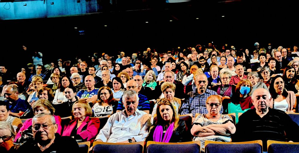 סווינג - תיאטרון חיפה - קהל אולם התיאטרון מלא מפה לפה (צילום: רחלי אורבך)