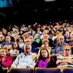 סווינג – תיאטרון חיפה – קהל אולם התיאטרון מלא מפה לפה (צילום: רחלי אורבך)