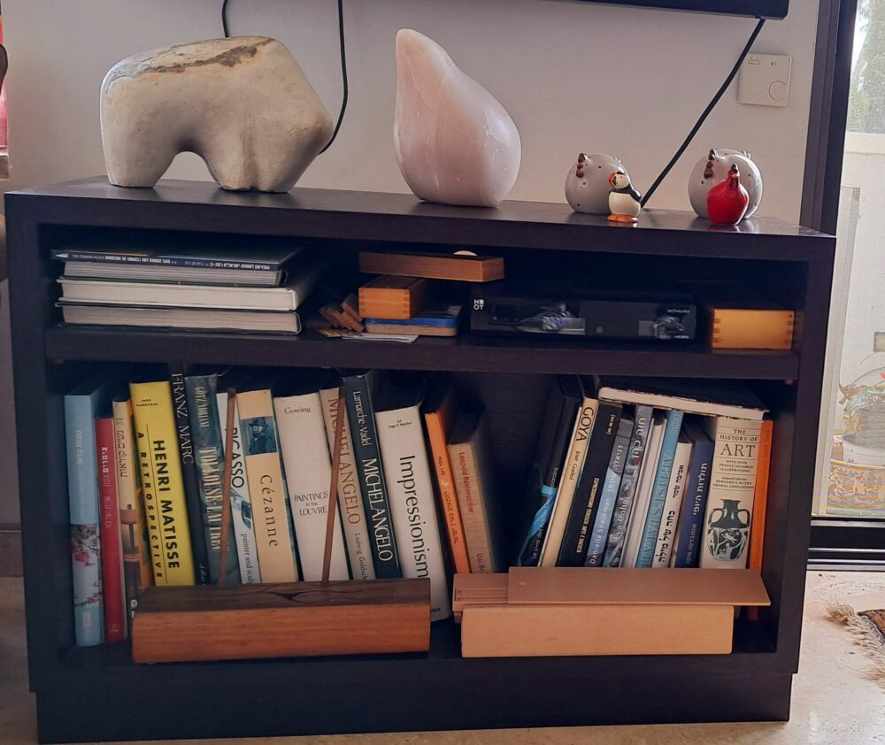 Рути Сигал – в своем доме: уголок книг по искусству и скульптур (фото: Рахели Орбах)