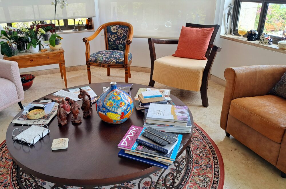 Рути Сигал – в своем доме: круглая гостиная (фото: Рахели Орбах)
