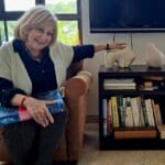 רותי סגל – בביתה: ספרי אומנות וגם פסלים (צילום: רחלי אורבך)