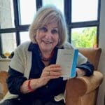 רותי סגל – עם ספר שירי נתן אלתרמן (צילום: רחלי אורבך)