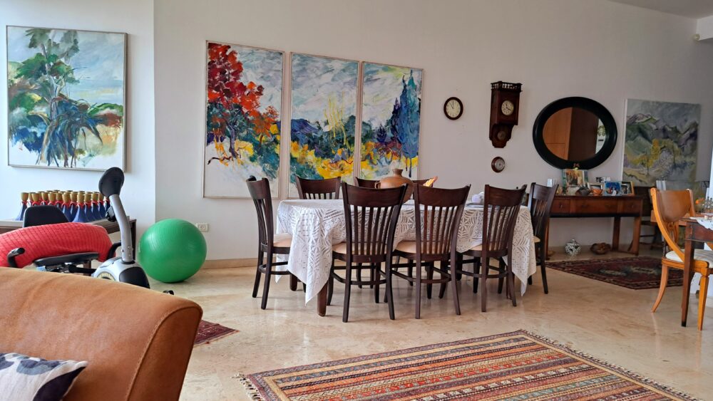 Рути Сигал – Вид на обеденную зону в гостиной дома (Фото: Рахели Орбах)