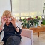רותי סגל – עם חלק מאוסף מזכרות אבני הביצים. (צילום: רחלי אורבך)