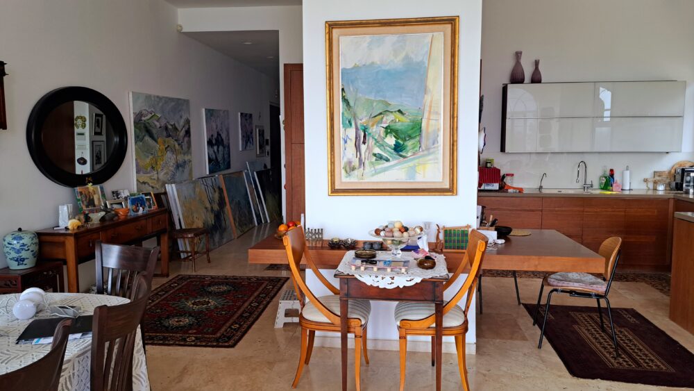 Рути Сигал – Вид из гостиной на избранные углы (Фото: Рахели Орбах)