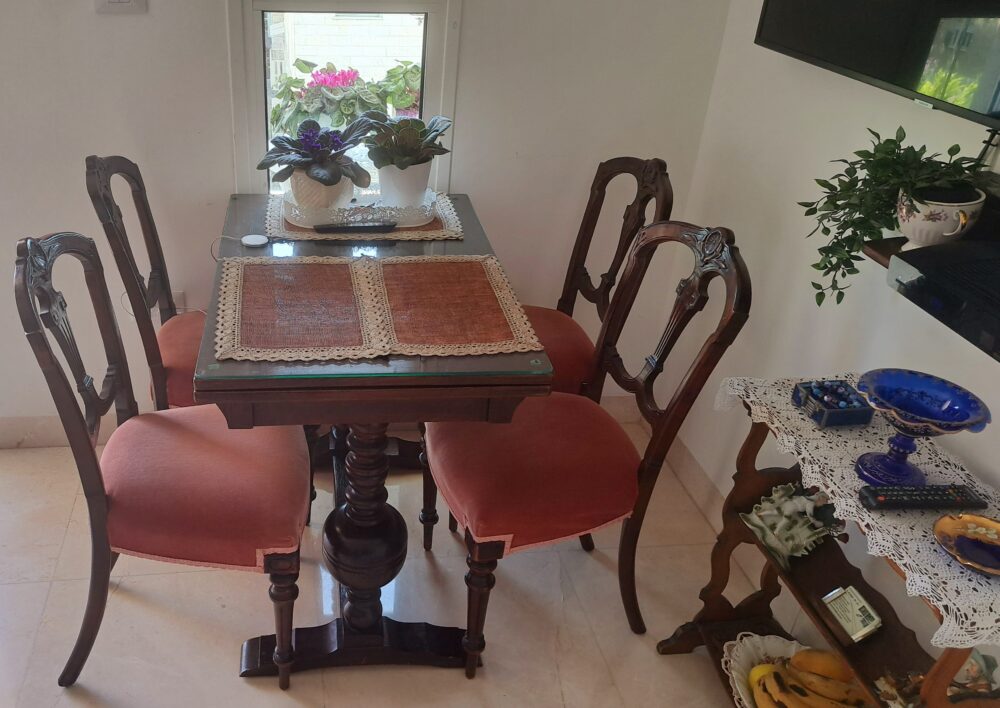 בבית אלה קלדור - שולחן אוכל עתיק, בעל פתיחה כפולה (צילום: רחלי אורבך)