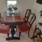 בבית אלה קלדור – שולחן אוכל עתיק, בעל פתיחה כפולה (צילום: רחלי אורבך)