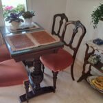 בבית אלה קלדור – שולחן אוכל עתיק, בעל פתיחה כפולה (צילום: רחלי אורבך)