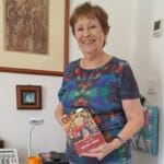 אלה קלדור – עם ספר חוג הקריאה: הספר האדום (צילום: רחלי אורבך)