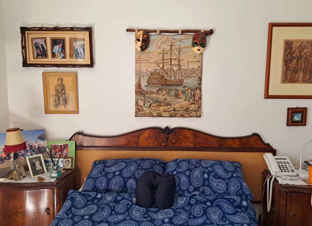 בבית אלה קלדור - גב המיטה וזיכרונות מוונציה (צילום: רחלי אורבך)