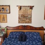 בבית אלה קלדור – גב המיטה וזיכרונות מוונציה (צילום: רחלי אורבך)