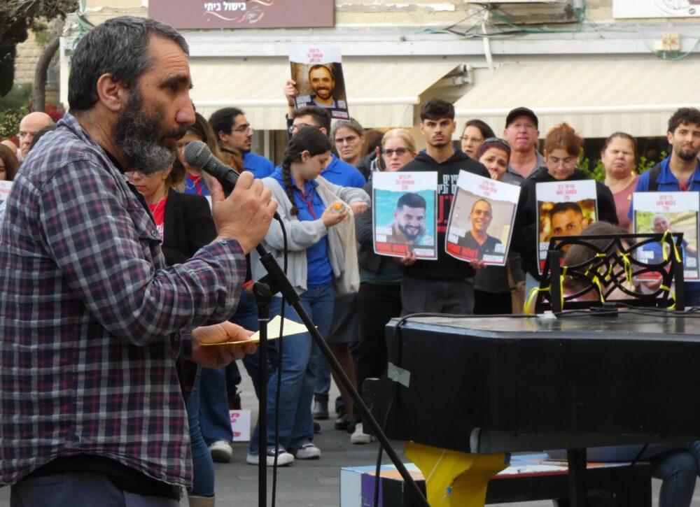 כנס בחיפה לתמיכה במשפחות החטופים וקריאה להחזרת החטופים הביתה (צילום: יעל הורוביץ)