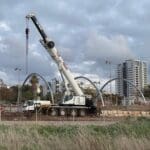 התקנת קירוי מעל הסקייט פארק – חיפה (צילום: ירון כרמי)