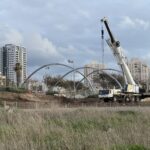 התקנת קירוי מעל הסקייט פארק – חיפה (צילום: ירון כרמי)