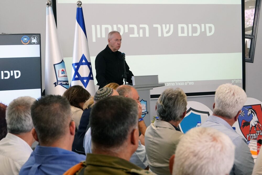 שר הביטחון גלנט בתרגיל לבחינת מוכנות העורף למלחמה במחוז חיפה (צילום: אריאל חרמוני, משרד הביטחון)