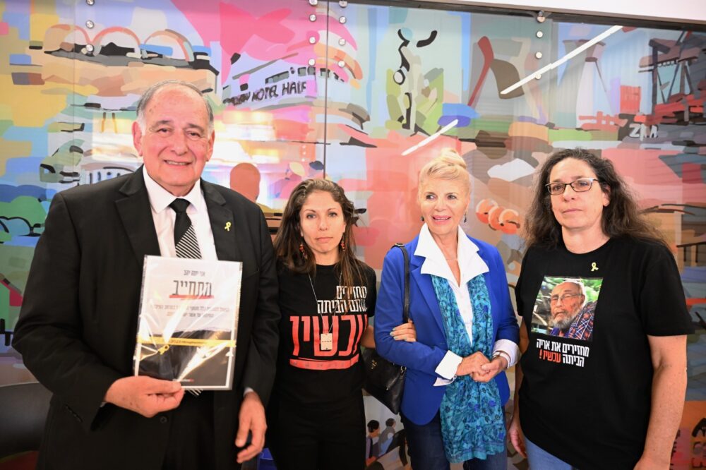 ראש העיר יונה יהב ורעייתו פרופ' רבקה יהב עם נציגות מטה החטופים (צילום: עיריית חיפה)