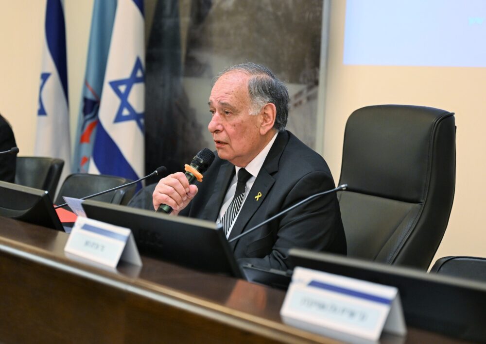 ברכה סלע מעניקה את מפתח העיר לראש העיר יונה יהב (צילום: ראובן כהן עיריית חיפה)