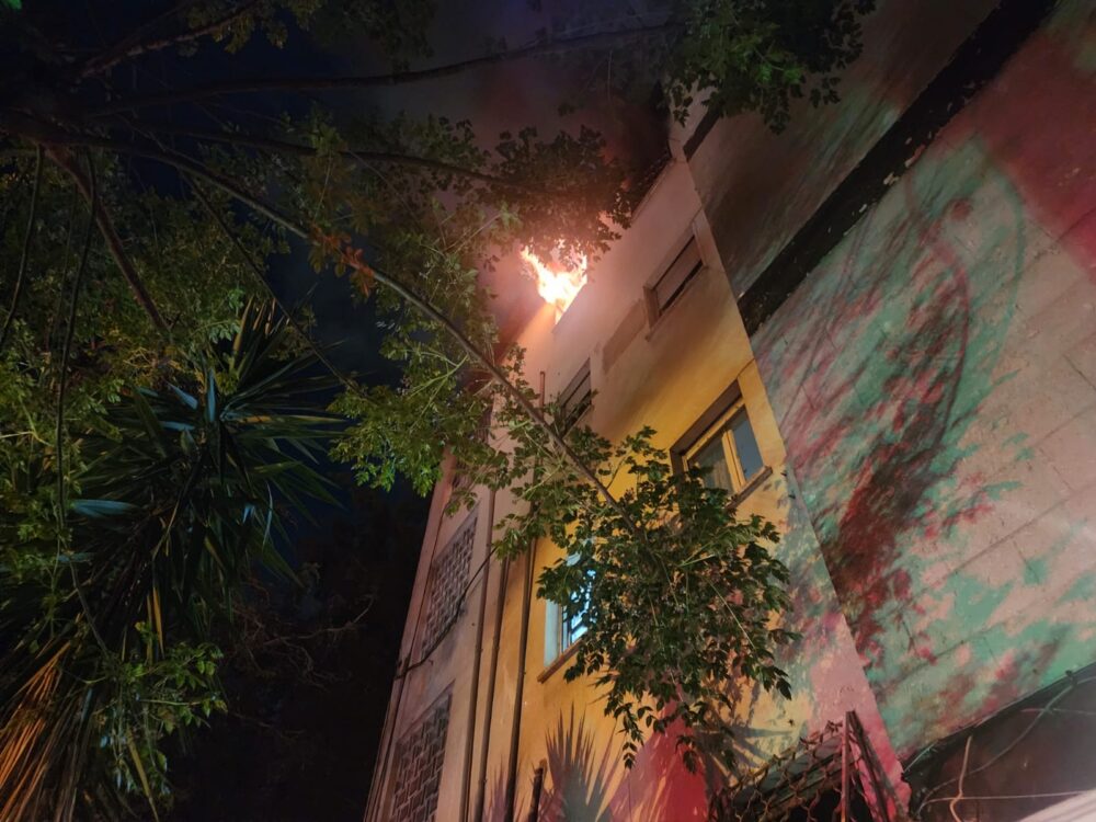 חיפה: ''להבות מהחלונות'' - שרפה בדירת מגורים ברחוב אינטרנציונל (צילום: כבאות והצלה)