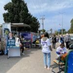 בחירות מקומיות בחיפה – שלטים בכניסה לקלפי – רחוב טשרניחובסקי – פברואר 2024 (צילום: ירון כרמי)