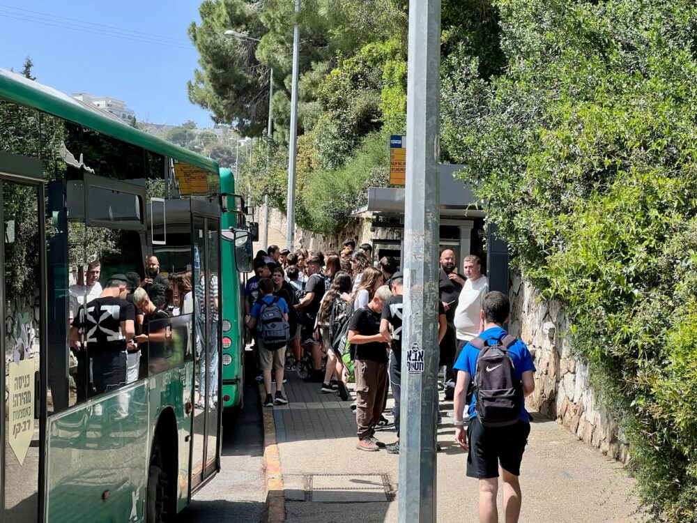 עומס מסוכן: תלמידים עולים לאוטובוס ליד חטיבת הביניים בעירוני ה' (צילום: קוראי חי פה בשטח)