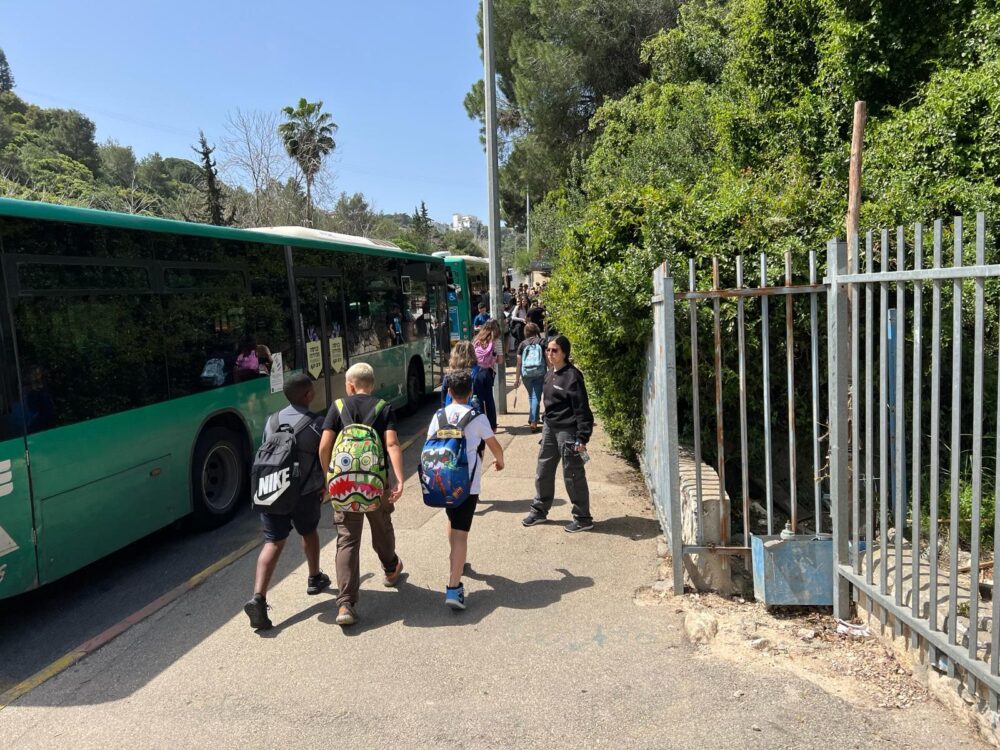 תלמידים עולים על האוטובוס ליד חטיבת הביניים בעירוני ה' (צילום: אלבום פרטי)