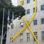 מיצג בלון צהוב למען החטופים – קיר עיריית חיפה – 2024 (צילום: ירון כרמי)