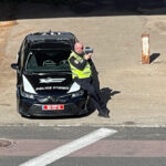 שוטר מפעיל מד טווח לייזר למדידת מהירות נסיעה – שדרות ההגנה – חיפה – 2024 (צילום: ירון כרמי)