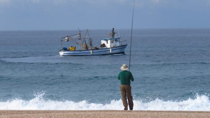 דייג (צילום:גיא לויאן רשות הטבע והגנים)