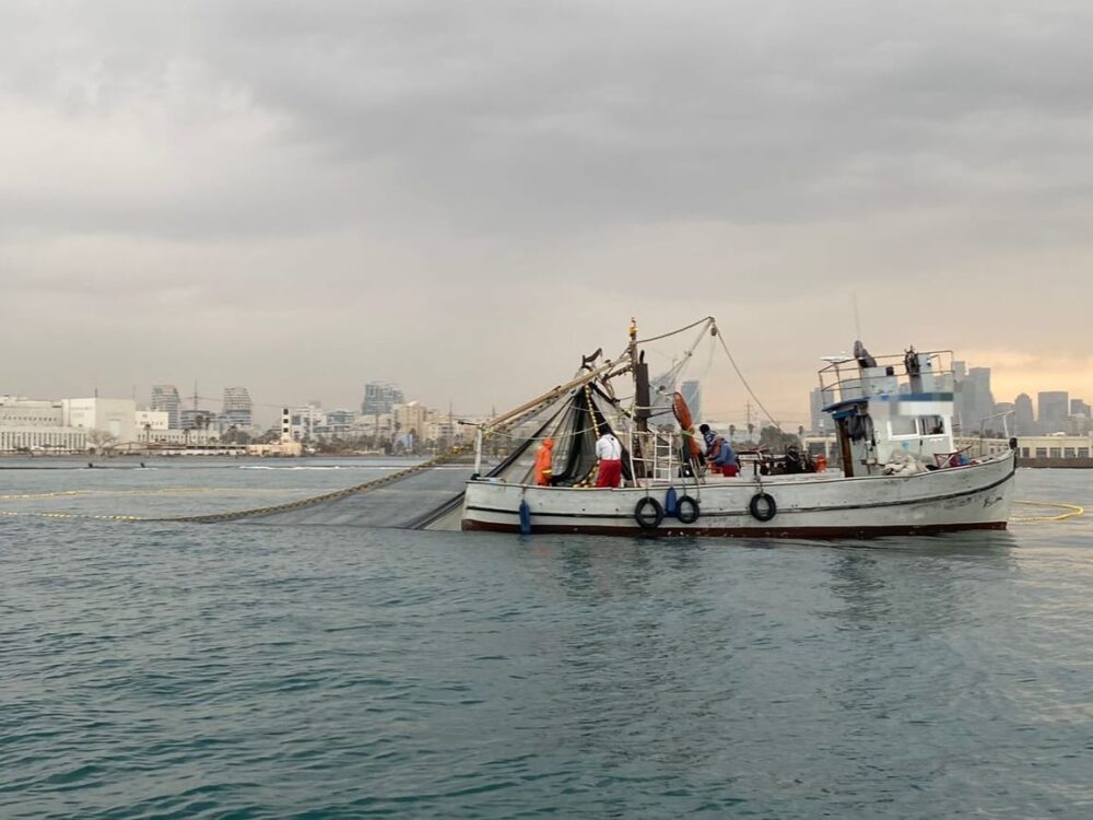 ספינת דייג עם רשת (צילום:גיא לויאן רשות הטבע והגנים)