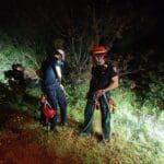 חיפה: חילוץ אדם שהידרדר לואדי בעקבות כלבו (צילום: כבאות והצלה)