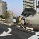 חיפה: רכב הסעות עלה באש ונשרף כליל (צילום: כבאות והצלה)