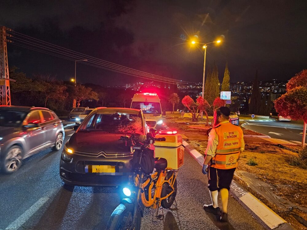 חיפה: הולך רגל נפצע באורח קשה מפגיעת רכב ברחוב שמשון (צילום: איחוד הצלה)