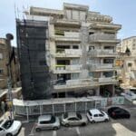 התחדשות עירונית – תמ"א 38 – בניין שמבוצע בו עיבוי בינוי – רחוב סירקין – חיפה (צילום: ירון כרמי)