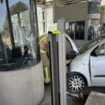 נהגת התנגשה בעמדת הקופה בכניסה למנהרות הכרמל (צילום: כבאות והצלה)