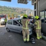 נהגת התנגשה בעמדת הקופה בכניסה למנהרות הכרמל (צילום: כבאות והצלה)
