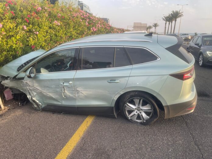 חיפה: תאונה עצמית בכניסה הדרומית • נהגת הסקודה פצועה באורח קל (צילום: כבאות והצלה)