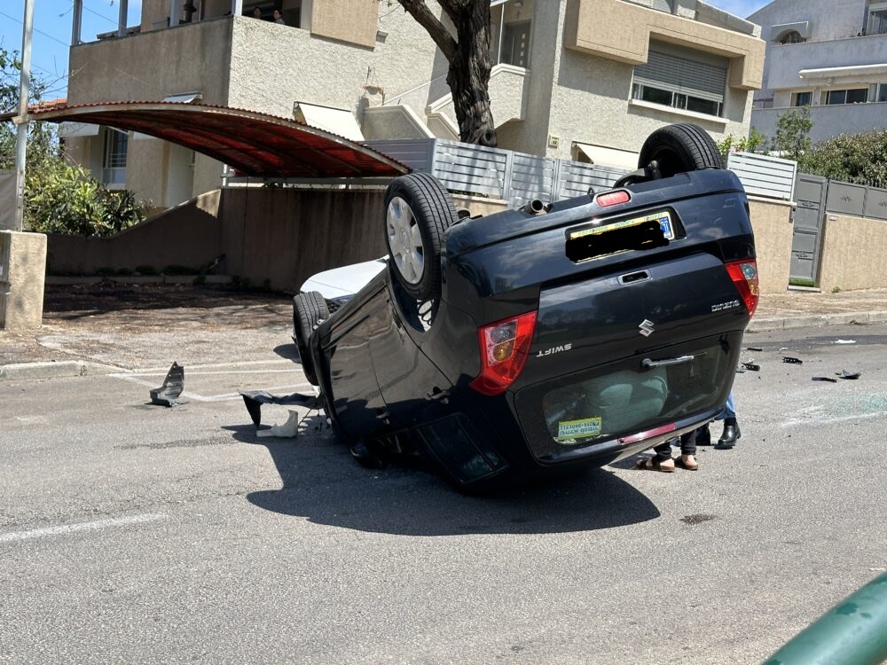 תאונת דרכים ברחוב קאודרס בחיפה (צילום: חי פה בשטח)