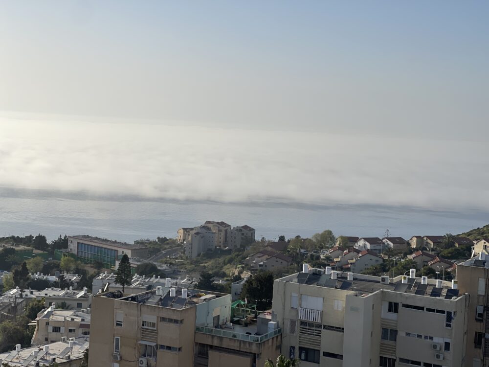 ערפל על חוף הים של חיפה (צילום: ירון כרמי)