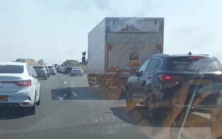 תאונת דרכים בכביש החוף לייד עתלית • גבר כבן 40 נהרג מפגיעת מכונית לאחר שעצר בצד הכביש (צילום: קוראי חי פה בשטח)