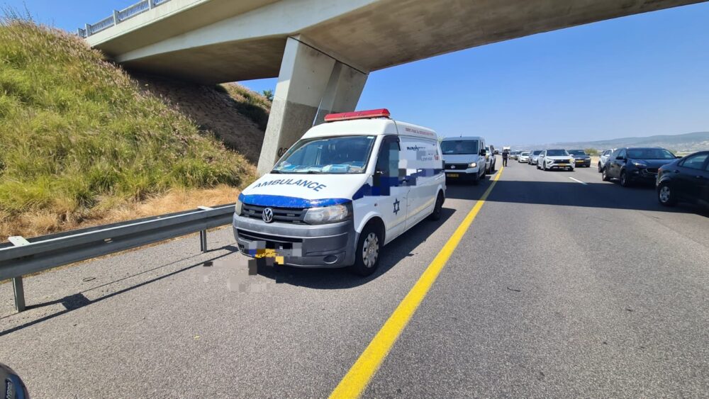 תאונת דרכים בכביש החוף לייד עתלית • גבר כבן 40 נהרג מפגיעת מכונית לאחר שעצר בצד הכביש (איחוד הצלה)