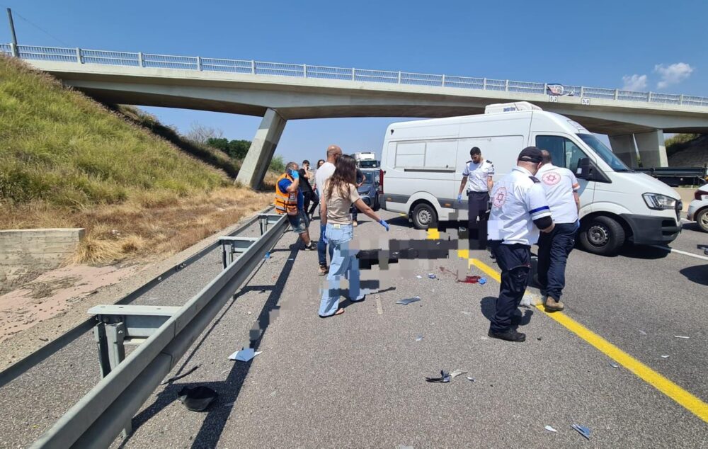 תאונת דרכים בכביש החוף לייד עתלית • גבר כבן 40 נהרג מפגיעת מכונית לאחר שעצר בצד הכביש (איחוד הצלה)