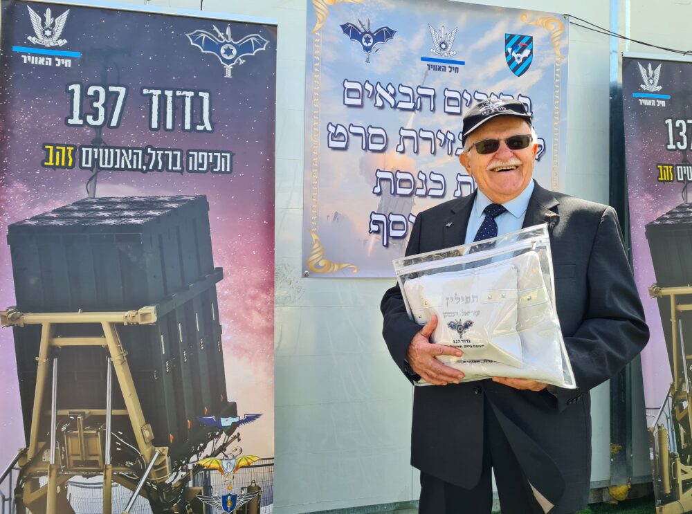 עזריאל דנסקי בבסיס הגנה אווירית בחיפה בו חגג בר מצווה בגיל 87, מרץ 2024 (צילום: יעל הורוביץ)