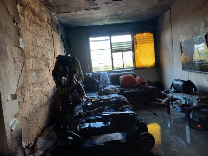 שריפה במבנה מגורים בקרית חיים (צילום: כבאות והצלה)