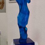 מריה דוב- יציקת זכוכית כחולה – בתערוכת "מורידים את המים" (צילום: רחלי אורבך)