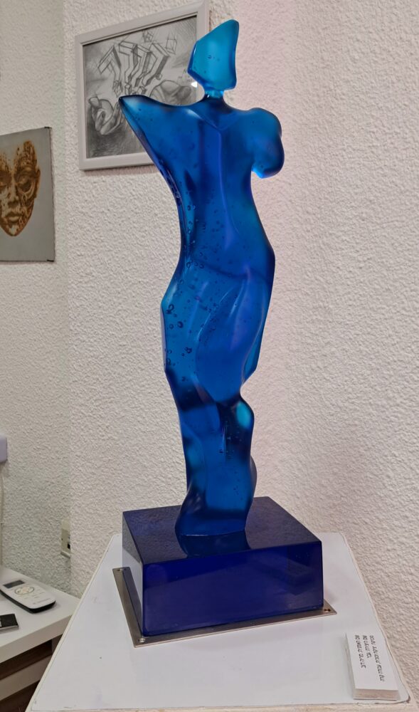 מריה דוב- יציקת זכוכית כחולה - בתערוכת "מורידים את המים" (צילום: רחלי אורבך)
