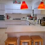 בבית יוסי ברגר – מבט אל מטבח הבית  (צילום: רחלי אורבך)