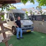 יוסי ברגר  ליד "קווין" הקרוואן (צילום: רחלי אורבך)
