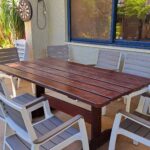 בבית יוסי ברגר – שולחן עץ רחב ממדים (צילום: רחלי אורבך)
