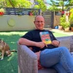 יוסי ברגר בחצרו עם הספר "צעד ועוד צעד"   (צילום: רחלי אורבך)